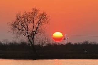 Západ slnka v jarnej prírode.
